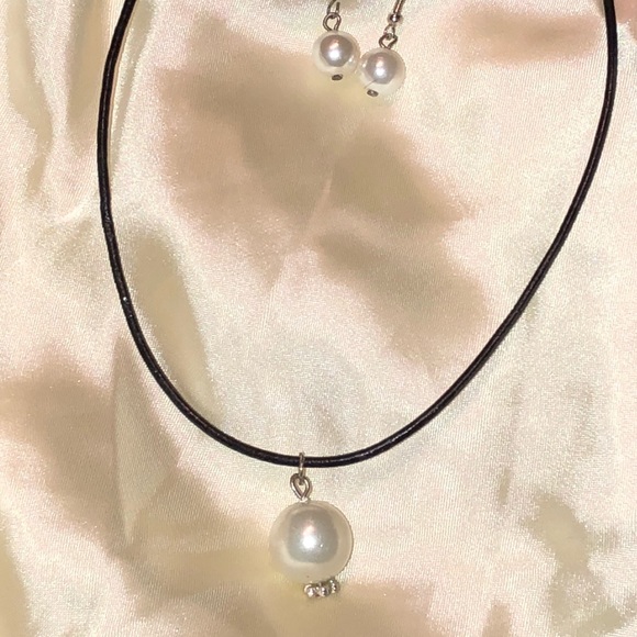 Faux pearl pendant on leather necklace & earrings - Picture 8 of 8